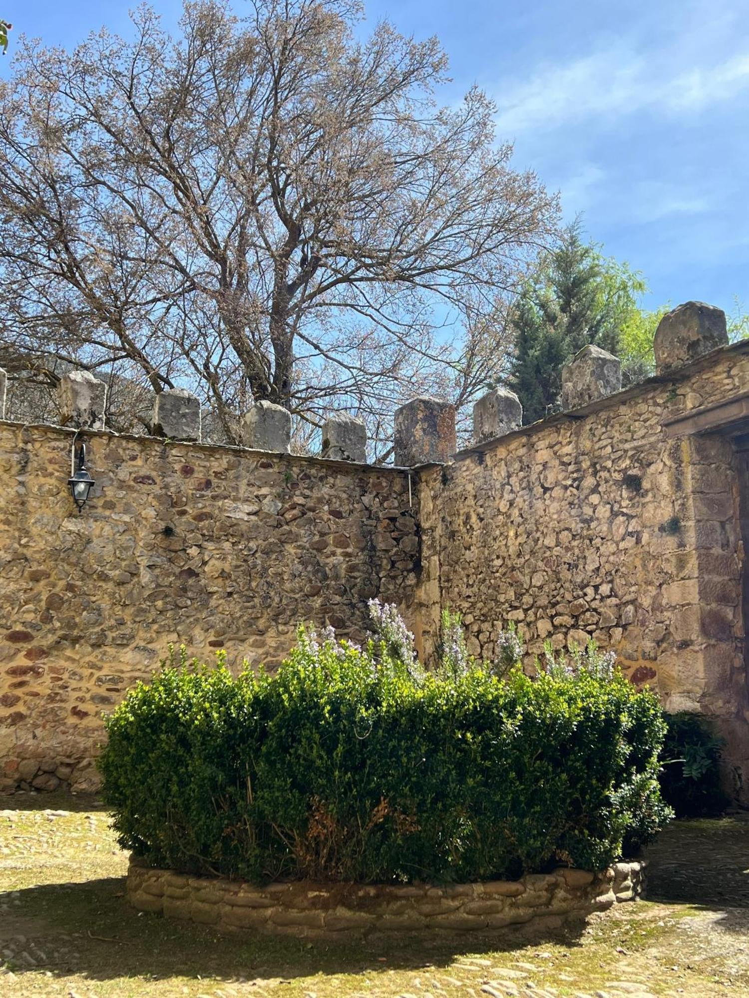 Palacio De Los Alvarado En Las Merindades El Ribero Exterior foto